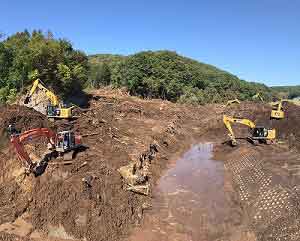 厚真川幌内橋付近で緊急の土砂除去作業